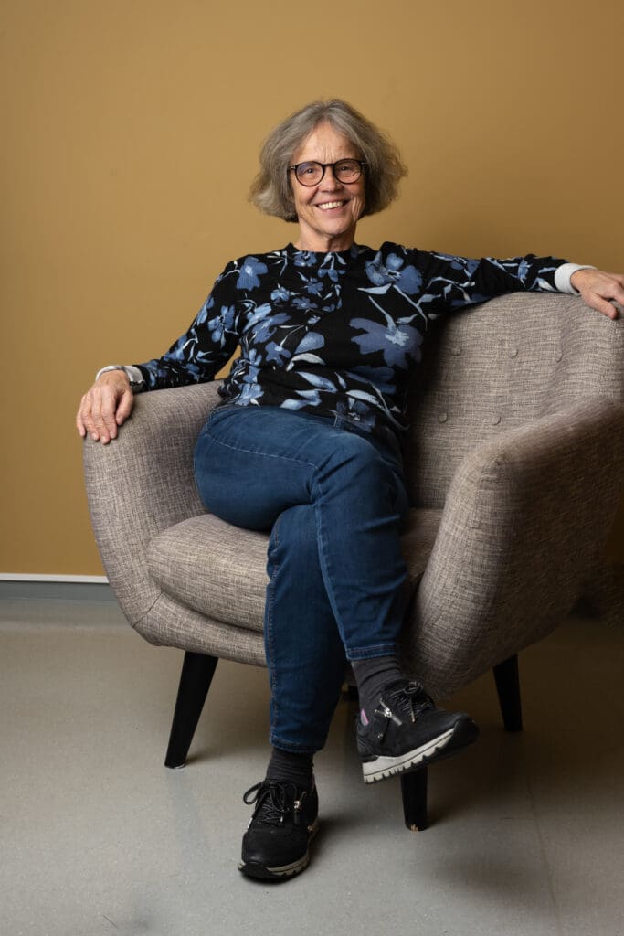 Mette Løhren som sitter i en stol