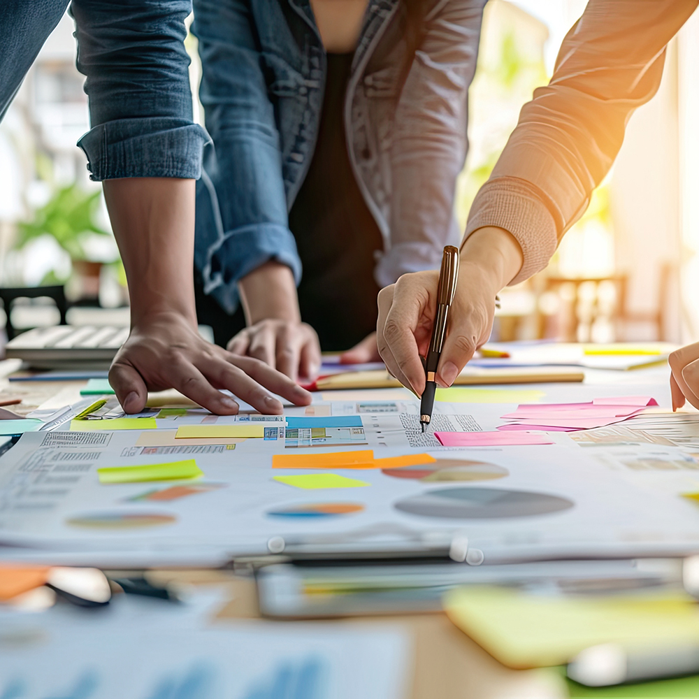 Hender som arbeider med prosjektledelse